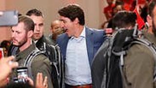 ראש ממשלת קנדה ג'סטין טרודו עם אפוד מגן ואבטחה כבדה בעצרת בחירות בעיר מיסיסאוגה