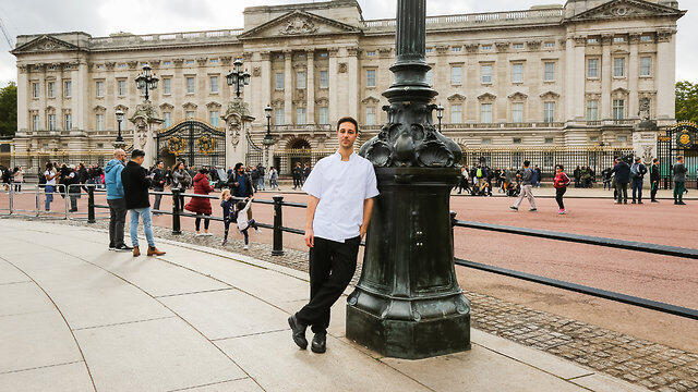 Israeli Chef Itay Ben-Dov in front of Buckingham Palace