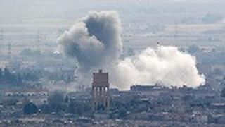 הפצצה טורקית של טורקיה ב צפון סוריה ב עיירה ראס אל-עין