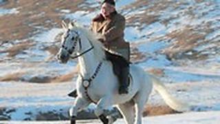 צפון קוריאה קים ג'ונג און רוכב על סוס לבן