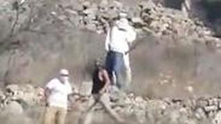 מתנחלים מיידים אבנים לעבר נערים פלסטינים באזור כפר בורין