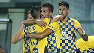 שחקני מכבי ת"א חוגגים