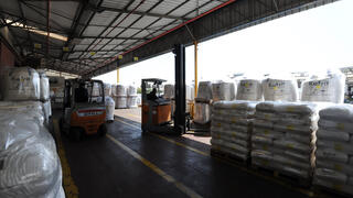 המפעל בישראל מונה 160 עובדים ועובדות שמועסקים בתחומי התפעול והייצור, לוגיסטיקה ואריזה וכן מהנדסים. 