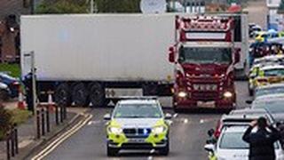39 גופות נמצאו ב מכולה של משאית אסקס בריטניה