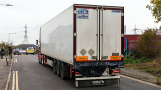 39 גופות נמצאו ב מכולה של משאית אסקס בריטניה