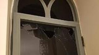 החלון שהתנפץ בסלון הבית לאחר הירי