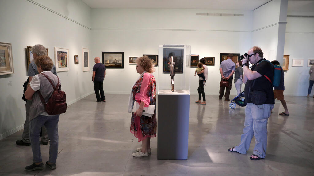 Visitors at the 'Fateful Choices Art from the Gurlitt Trove exhibition' at the Israel Museum in Jerusalem (Photo: EPA) Visitors at the 'Fateful Choices Art from the Gurlitt Trove exhibition' at the Israel museum in Jerusalem