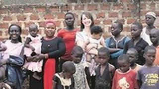 מרים נבטנזי (עם השיער האדום), אלינה מוואנגה והילדים