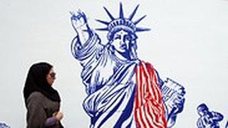 ציורי קיר נגד ארה"ב ב השגרירות האמריקנית שגרירות ב טהרן איראן 40 שנה ל משבר בני הערובה
