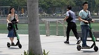 סינגפור רוכבים על קורקינט חשמלי קורקינטים חשמליים