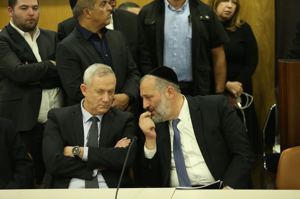 Defense Minister Benny Gantz and Interior Minister Aryeh Deri (Photo: Amit Shabi) נתניהו, דרעי וגנץ בישיבת סיעה של ש"ס