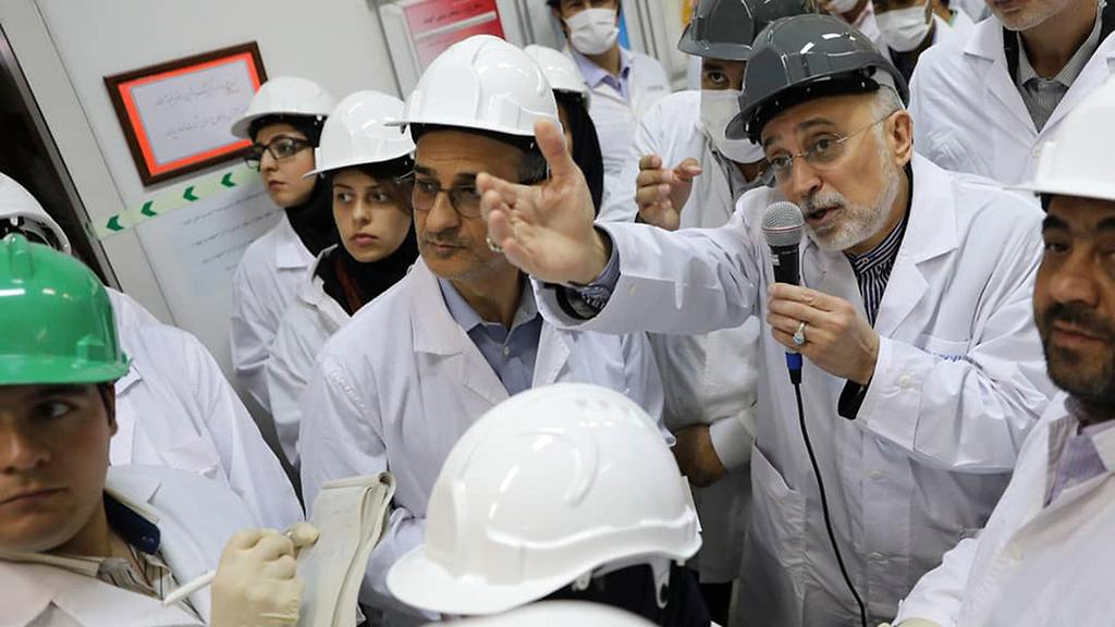 אכבר סלאחי ראש סוכנות הדגרעין של איראן חושף צנטריפוגות מתקדמות ב מתקן העשרת ה אורניום ב נתנז איראן 