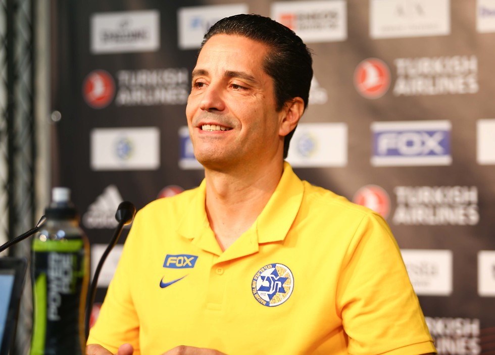 מאמן מכבי תל אביב יאניס ספרופולוס במסיבת העיתונאים