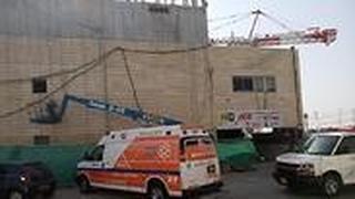 פועל שנפל מגובה באתר בנייה ברחוב אלטלף ביהוד