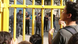 פקחי הגירה מחוץ לבית ספר גבריאלי בתל אביב בכוונה לעצור תלמיד כיתה ו' שאמו מהגרת עבודה מהודו