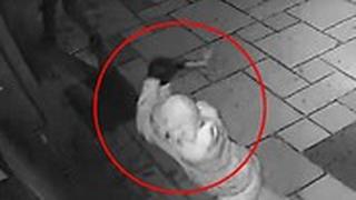 תיעוד ניפוץ חלונות הראווה בקניון החאן בראש פינה