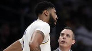 אנתוני דייויס ומאמנו פרנק פוגל