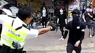 הונג קונג שוטר יורה ב מפגין ש מסתער עליו