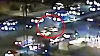פוגע במכונית, נמלט מהמשטרה וחוצה אור אדום