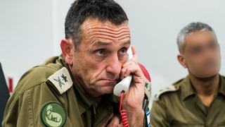 מפקד פיקוד דרום, אלוף הרצי הלוי בחדר המצב והשליטה של פיקוד הדרום במהלך התקיפה 