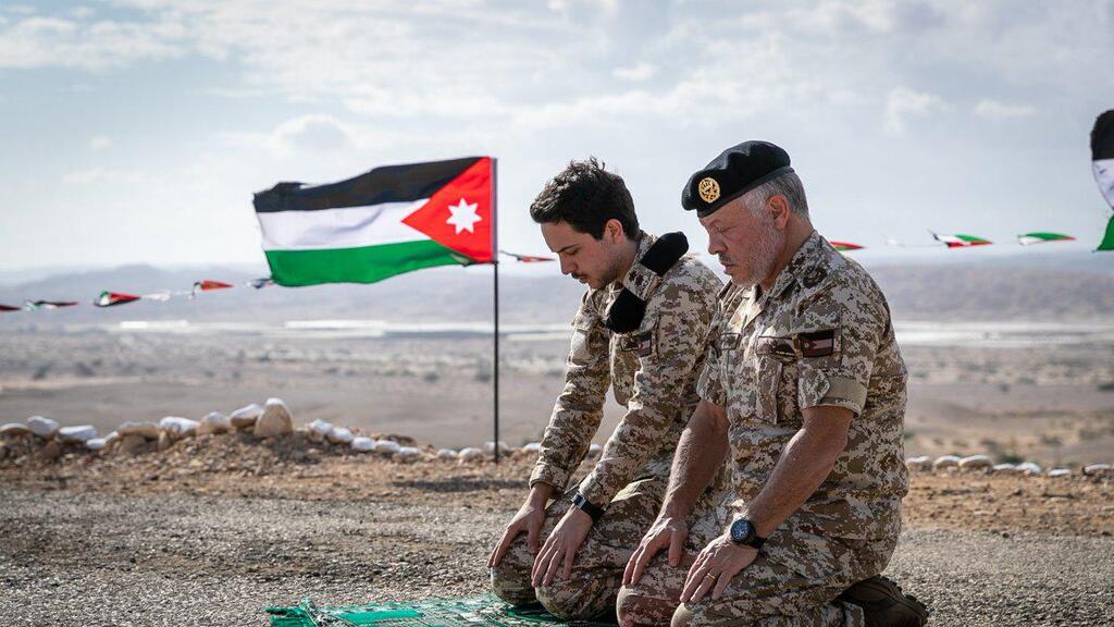 Jordan's King Abdullah and his son Crown Prince Hussein pray at Tsofar, after Israel returned it to Jordanian control in 2019 מלך ירדן עבדאללה עם בנו, חוסיין, בצופר