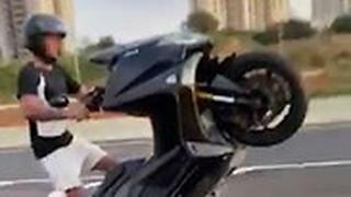 תיעוד: רוכב אופנוע מבצע הרמת גלגל קדמי תוך כדי נסיעה מהירה