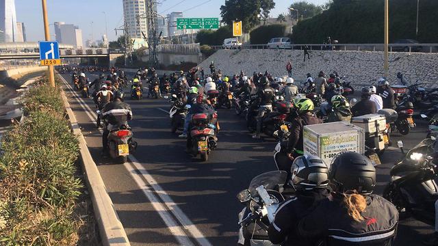 מחאת האופנועים עם תחילת האכיפה נגד נסיעה על שול הכביש