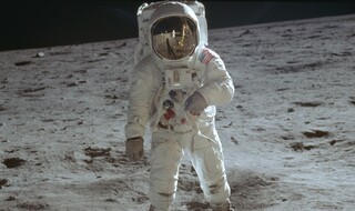 האסטרונאוט באז אלדרין על הירח