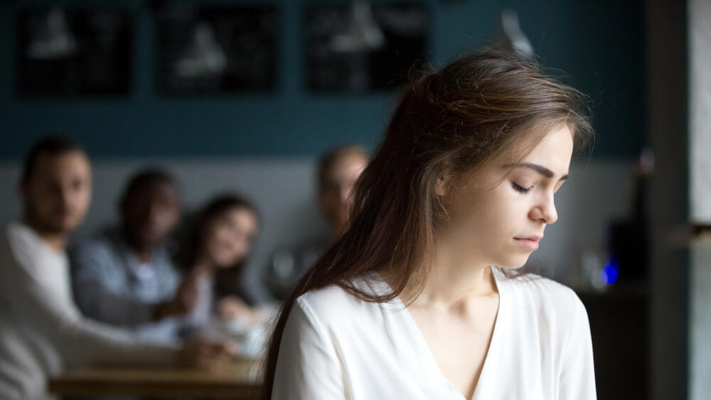 Фото: shutterstock אישה שמציקים לה