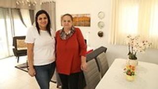 ציפי צ'רני ובתה שגרות בפרויקט נאות פרס חיפה