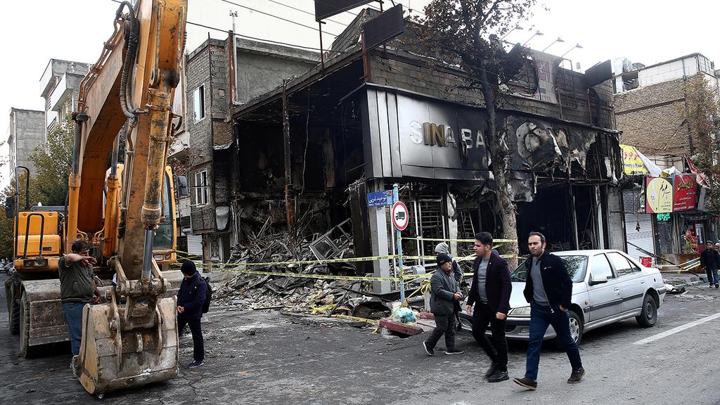 איראן מהומות טהרן סניף בנק שרוף