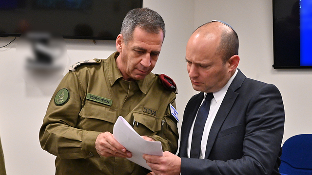 Bennett (right) alongside IDF chief Aviv Kochavi