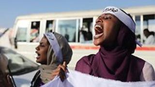 נשים ב סודן ב הפגנה נגד אלימות חוגגות את הקמת היחידה למאבק באלימות נגד נשים וילדים