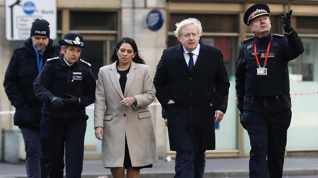 ראש ממשלת בריטניה בוריס ג'ונסון ביקור זירה פיגוע דקירה גשר לונדון