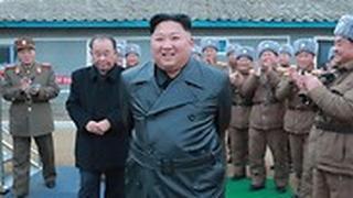 קים ג'ונג און שליט צפון קוריאה ב מעיל עור ב ניסוי נשק של " משגר רקטות ענק "