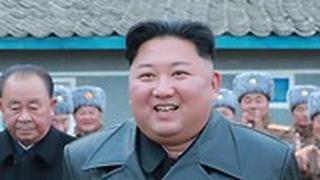 קים ג'ונג און שליט צפון קוריאה ב מעיל עור ב ניסוי נשק של " משגר רקטות ענק "