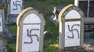 צלבי קרס על קברים בבית עלמין יהודי בצרפת