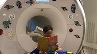 יאיר קראוס בן 9 קורא ספר במכשיר הMRI שבמכון שטראוס לחקר המוח באוניברסיטת תל אביב.