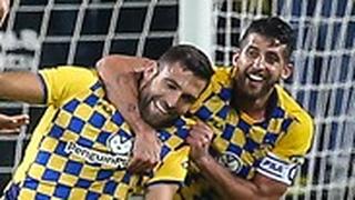 שחקני מכבי ת"א חוגגים, שחקני הפועל ברקע