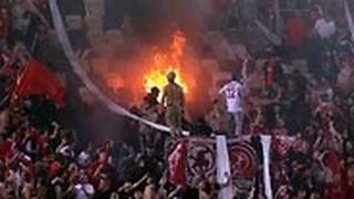 אש בוערת ביציע אוהדי הפועל תל אביב