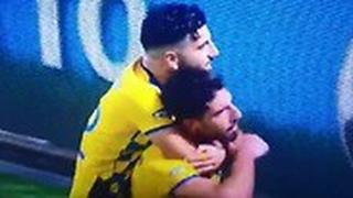 יונתן כהן מסמן תנועת שיסוף