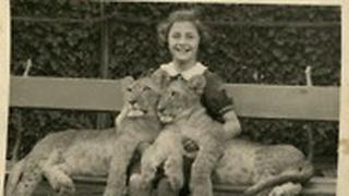 ילדה יהודיה בביקור בגן החיות של ברלין, 1937