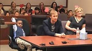 מישיגן ארה"ב בן חמש נמסר ל אימוץ והזמין את הילדים בגן לבית המשפט