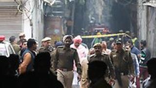 עשרות הרוגים שריפה ב מפעל ניו דלהי הודו