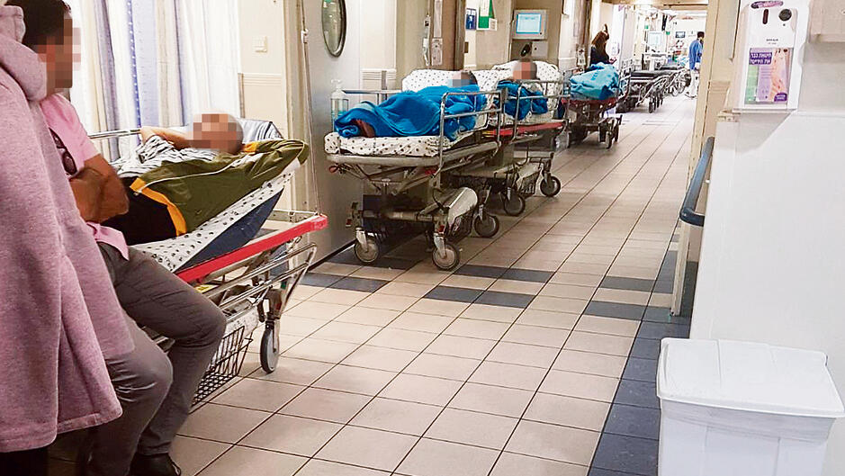 עומס במיון חולים מאושפזים במסדרונות