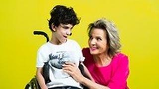 חנה גולדברג המשוררת עם  ילד בכסא גלגלים בקליפ חדש של חברים כל הצבעים