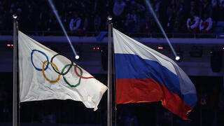 הדגל האולימפי ודגל רוסיה זה לצד זה