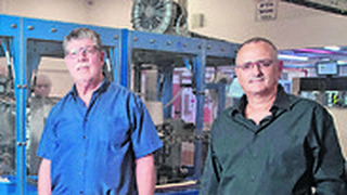 יו"ר על בד אמנון ברודי (משמאל) והמנכ"ל דן מסיקה במפעל בקיסריה