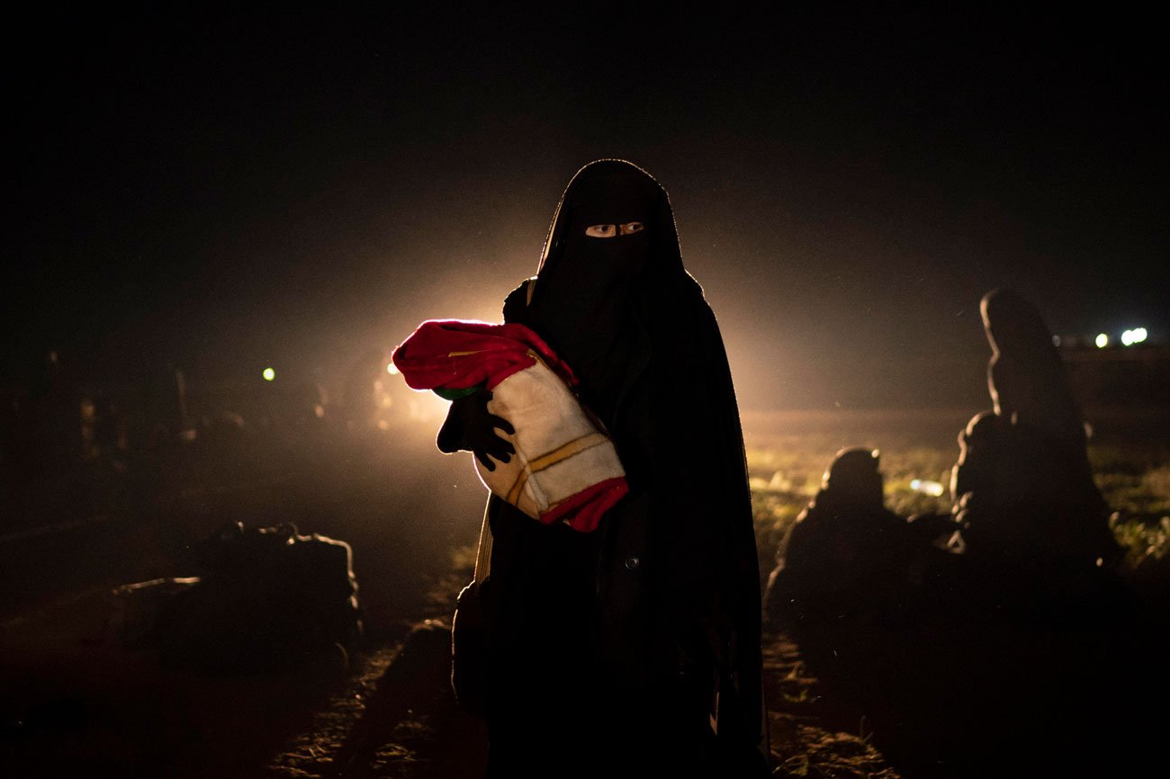 תמונות השנה AP סורית בפינוי משטח ששוחרר מ דאעש  בעיירה באגוז
