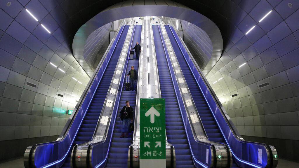 נוסעים מתרגשים לקראת הנסיעה הראשונה של הרכבת בקו ירושלים- תל אביב